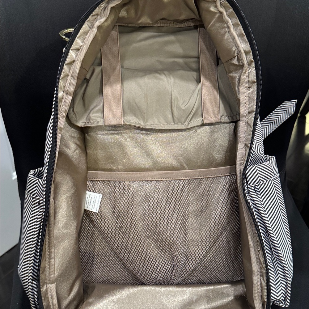 JuJuBe Be Right Back backpack diaper bag in Queen of the Nile chevron pattern - Picture 4 of 14